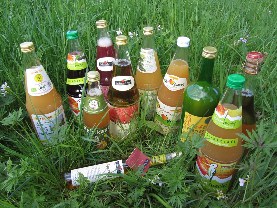 Verschiedene Saftflaschen im Gras